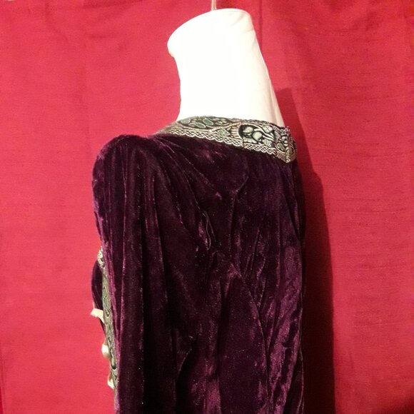 Renaissance Lady Hallowe'en Costume Purple Velour Gold Trim Size S/M - Picture 5 of 7
